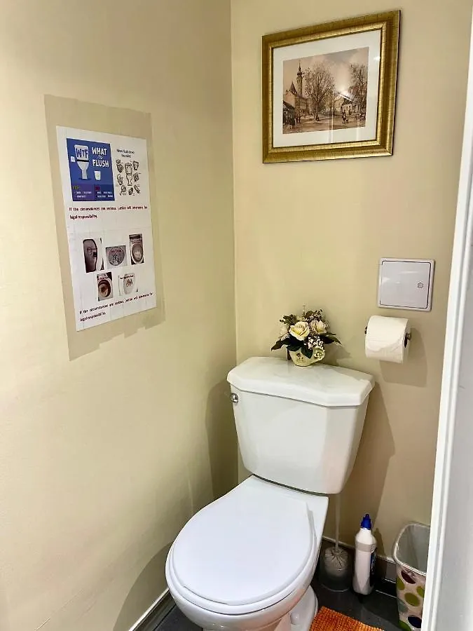 Perfect Home-Private Washrooms,Free Parking,High Speed Net Homestay