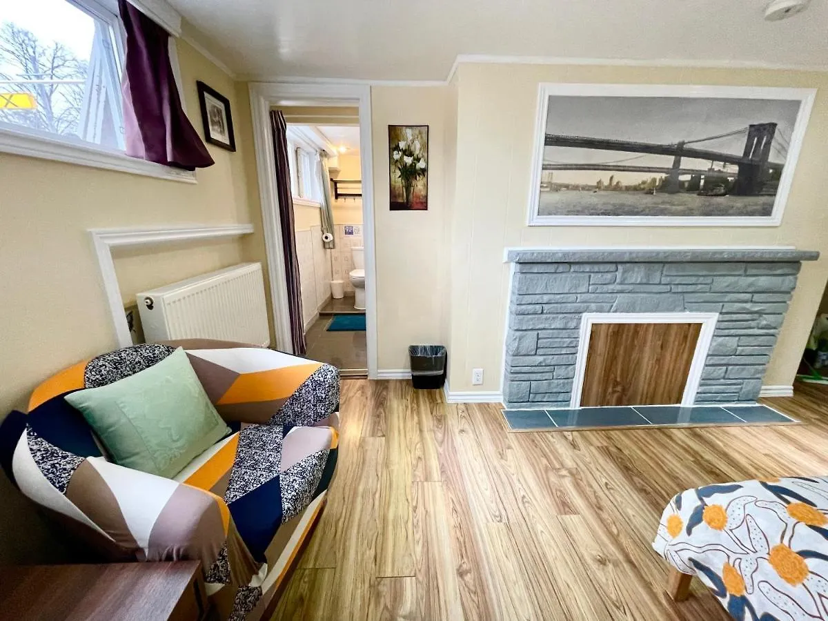 Perfect Home-Private Washrooms,Free Parking,High Speed Net Homestay